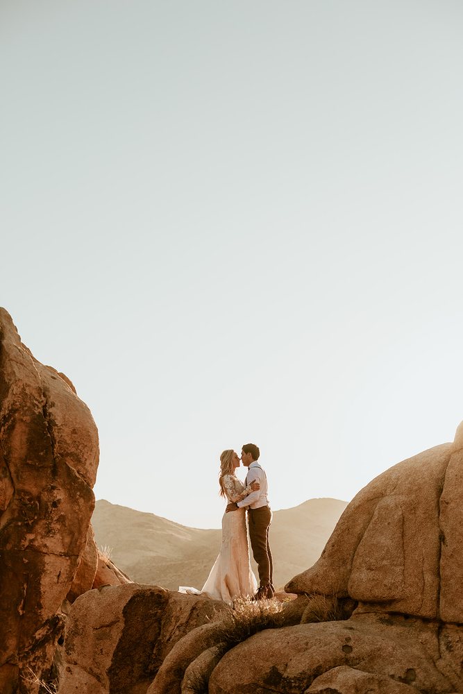 Kiss on the rocks in a lace gown