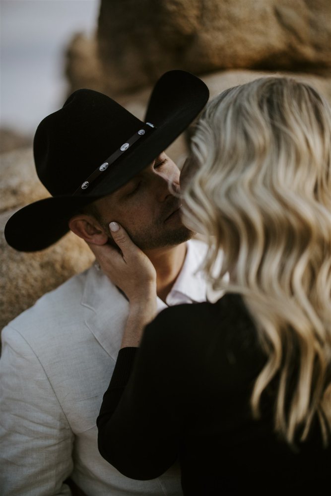 Kiss under a black cowboy hat